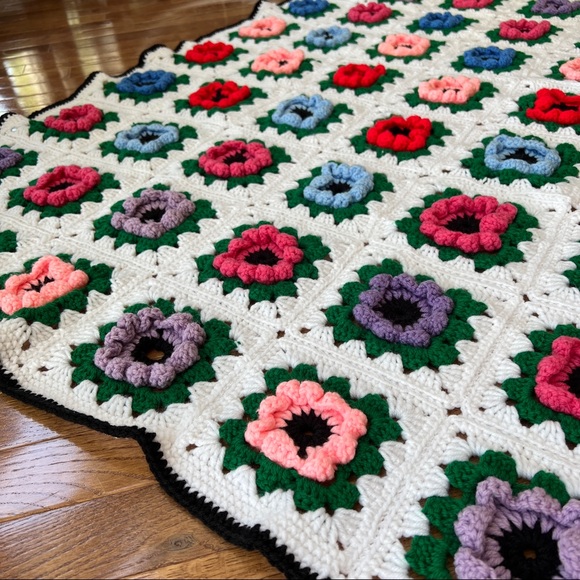 Beautiful VTG Handmade Flower Afghan Blanket - Picture 6 of 16